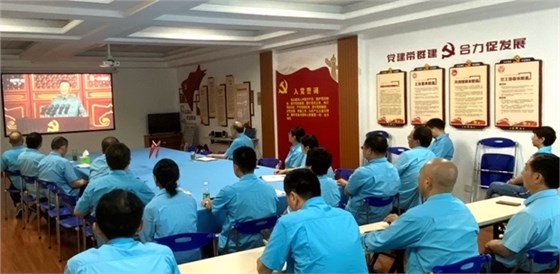 皖南電機(jī)黨委書記、副董事長管兵正在與公司黨員干部一起集中收看大會(huì)直播