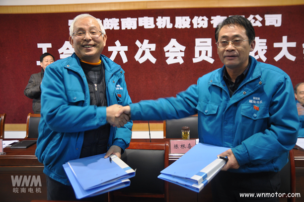 皖南電機陳學鋒、胡夏生分別代表行政和工會簽訂集體勞動合同