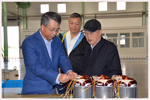 圖為中國(guó)機(jī)械工業(yè)聯(lián)合會(huì)特別顧問(wèn)蔡惟慈（右一）、上海電器科學(xué)研究所(集團(tuán))有限公司黨委書(shū)記鄒孟奇（中）在公司副總經(jīng)理孫躍（左一）的陪同下參觀皖南電機(jī)生產(chǎn)車間